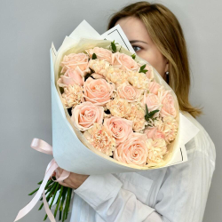 «Персик» букет из роз Кимберли , диантусами и эвкалиптом