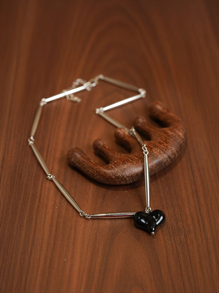 серебристый