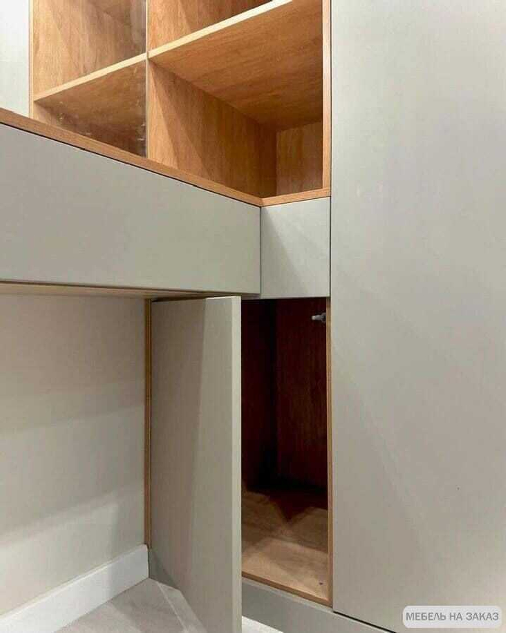 Шкаф с зеркалом и рабочей зоной на заказ