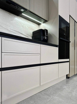 Современная кухня «Эмаль Премиум» с фрезерованными фасадами и витражами