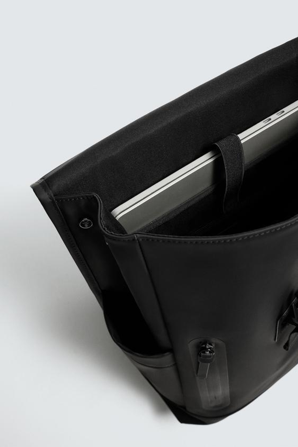 ZARA ПРОРЕЗИНЕННЫЙ РЮКЗАК С КЛАПАНОМ, ЧЕРНЫЙ