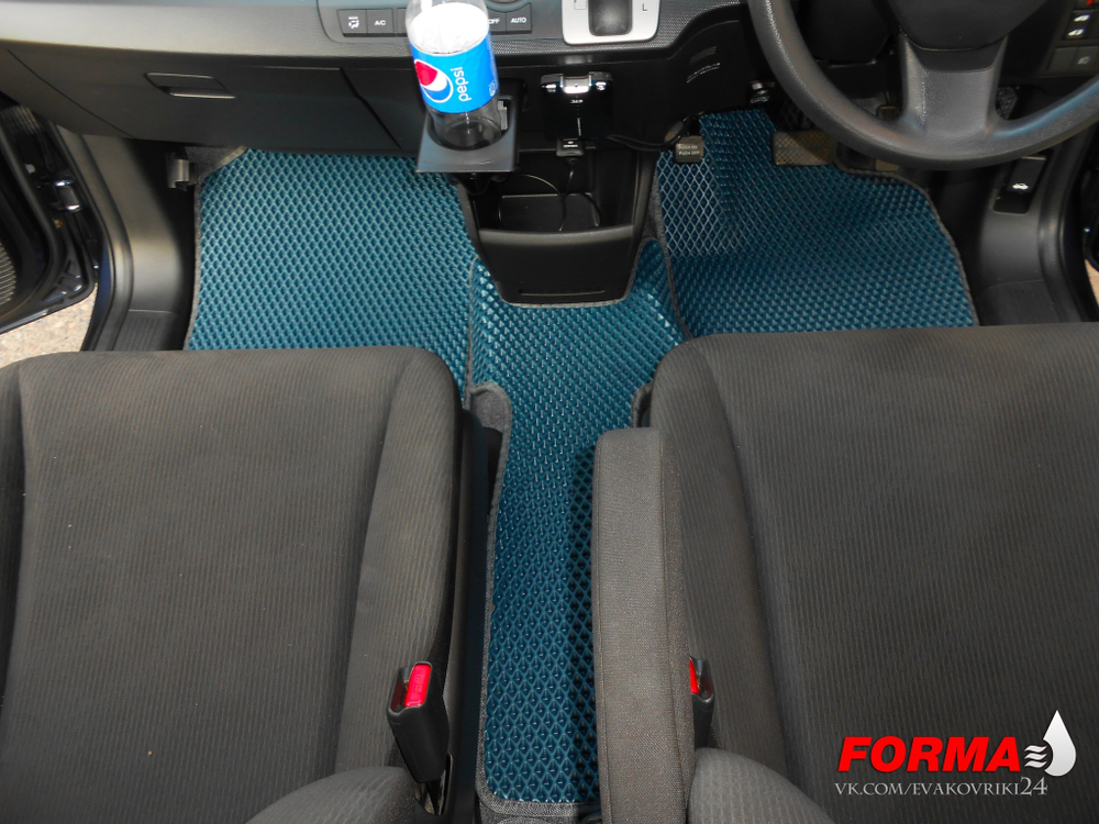 Honda Freed 1 поколение (05.2008 - 08.2016) с проходом во 2-м ряду
