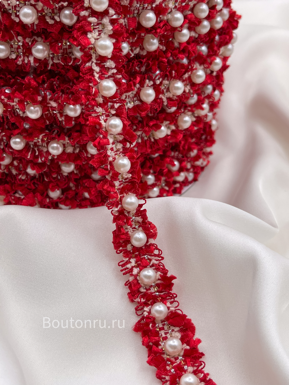 Тесьма красная с жемчугом 17 мм