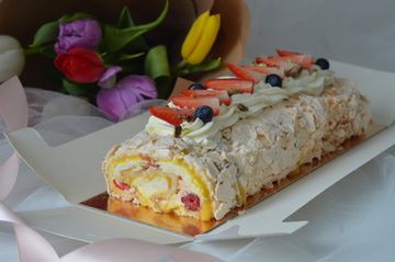 Меренговый рулет манго-фисташка-клубника