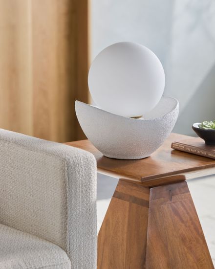 Белая настольная лампа “Мейперл”