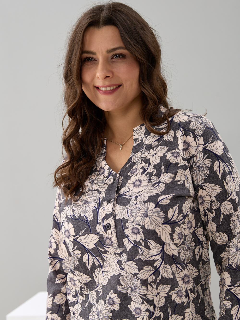 Блузка БЛ-22/антрацит-бежцветы