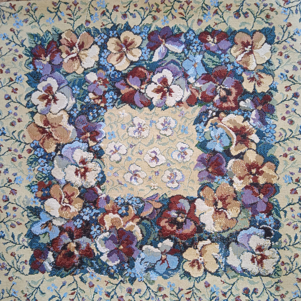 Декоративный гобеленовый чехол Анютины глазки 47х47