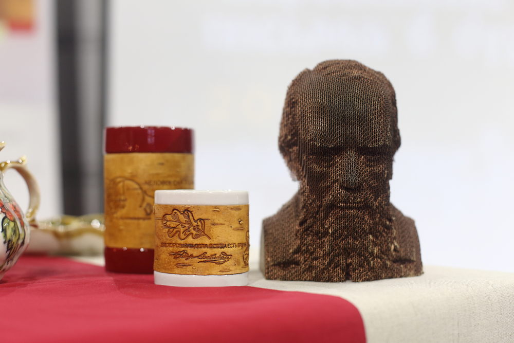 Кружка большая фарфоровая без ручки c берестой и с цитатами Достоевского. Dostoevsky forever.