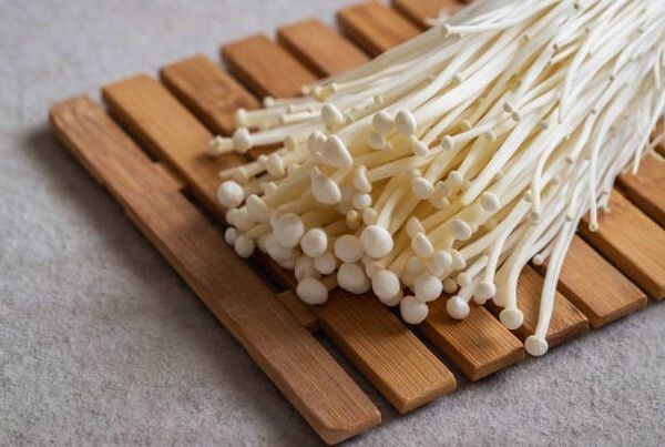 Эноки: почему эти хрупкие грибочки покоряют кулинарный мир Эноки: почему эти хрупкие грибочки покоряют кулинарный мир