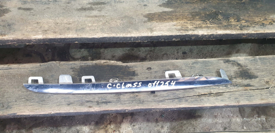 Молдинг решетки радиатора Mercedes C-Class W205 14-18 Б/У Оригинал A2058880373