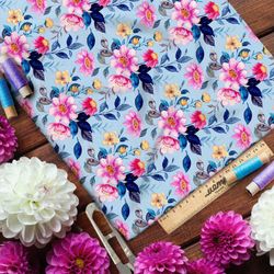 Ткань шифон насыщенные розовые ромашки на голубом фоне