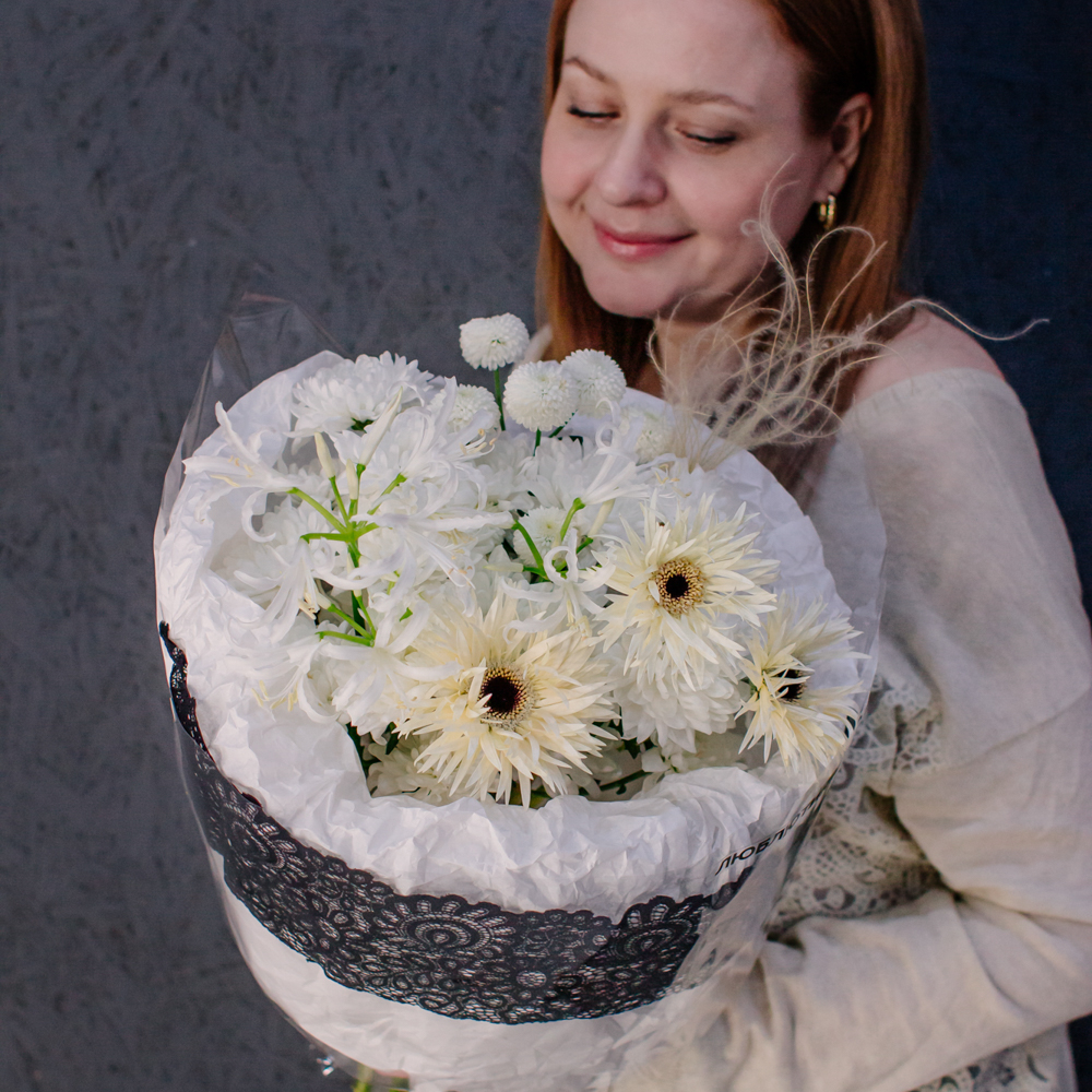 113. Кружевной белоснежный букет с выразительным акцентом