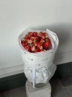 Букет из оранжевых тюльпанов и ромашки