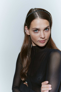 Ободок с мелкими шипами