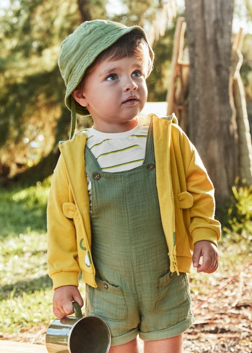 комбинезон с футболкой и панамкой