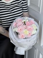 Букет с персиковой хризантемой и кустовыми диантусами