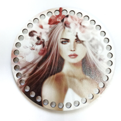 Девушка с красным цветком