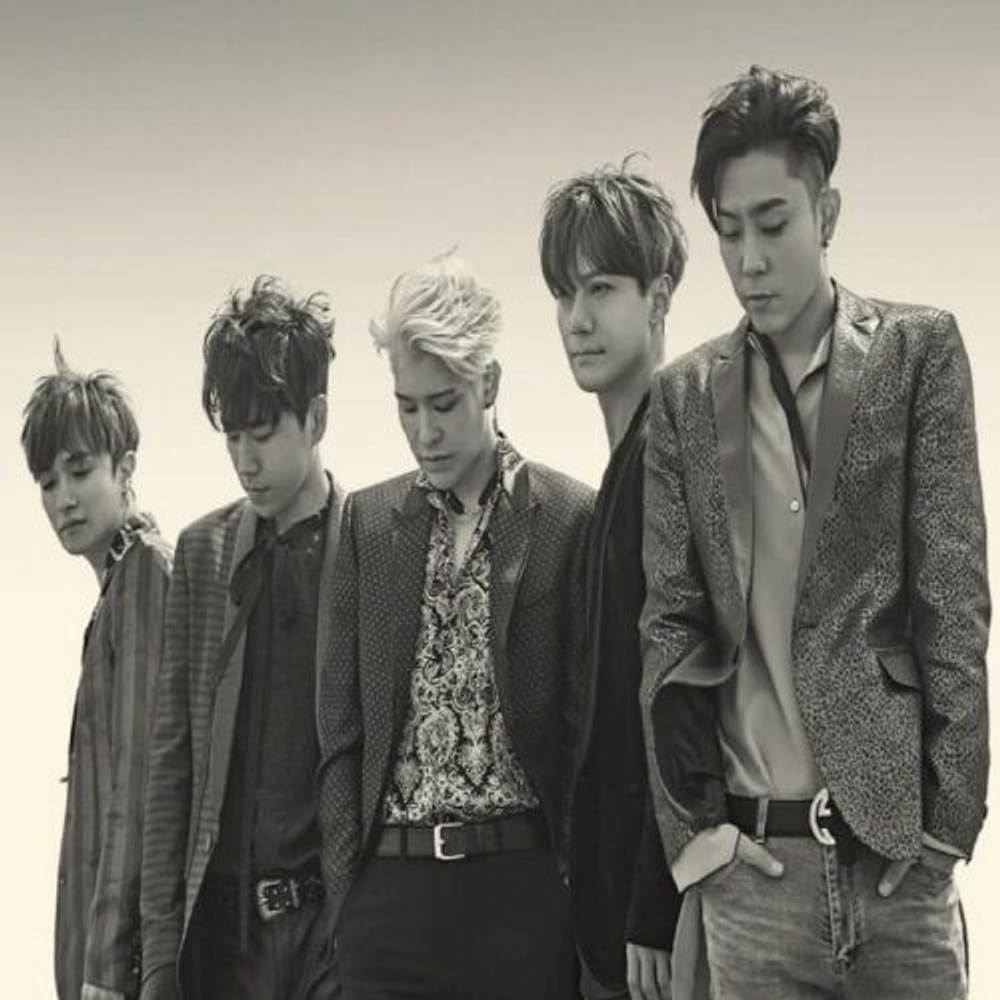 публикация SECHSKIES - YELLOW UNIVERSE THE 20TH ANNIVERSAY EXHIBITION PAMPHLET