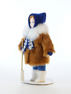 Кукла коллекционная девочка в шубке с лопаткой