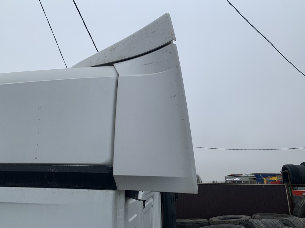 Спойлер кабины боковой верхний левый 2020г.