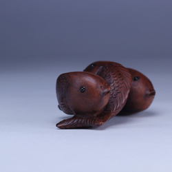 Нэцкэ Три карпа в ряд