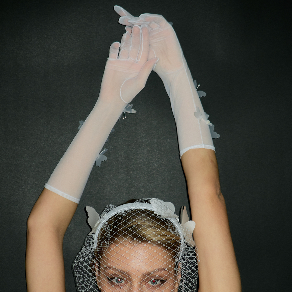 Перчатки белые с бабочками