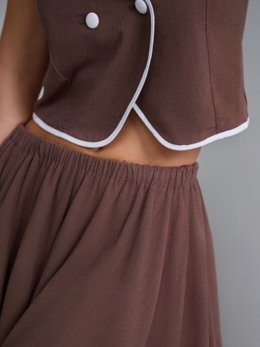 Шоколадный костюм из жилета и юбки