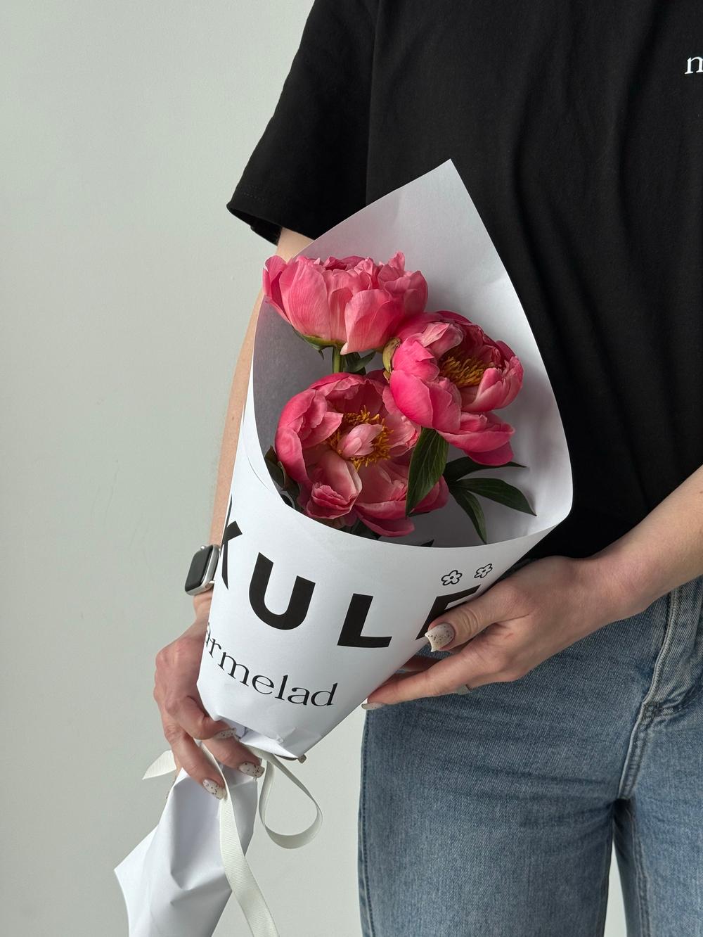 Кулек из пионов