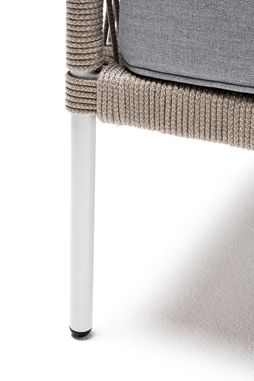 "Канны" кресло плетеное из роупа, каркас алюминий светло-серый (RAL7035) муар, роуп серый меланж круглый, ткань светло-серая