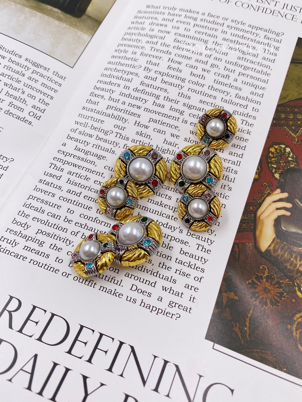 Пуговицы в золотистом и серебристом металле с разноцветными стразами и белым жемчугом