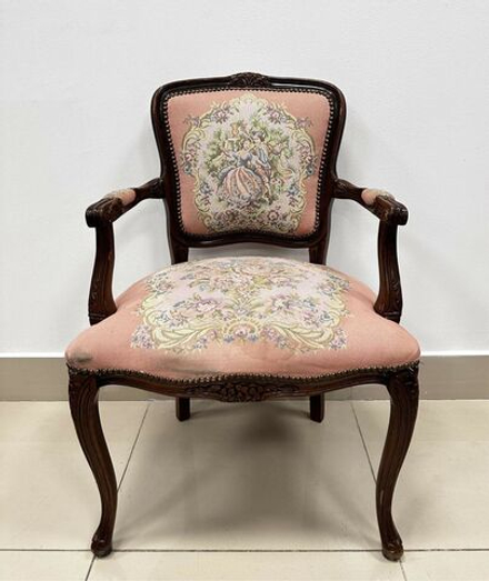Винтаж: Старинное кресло с гобеленовой обивкой