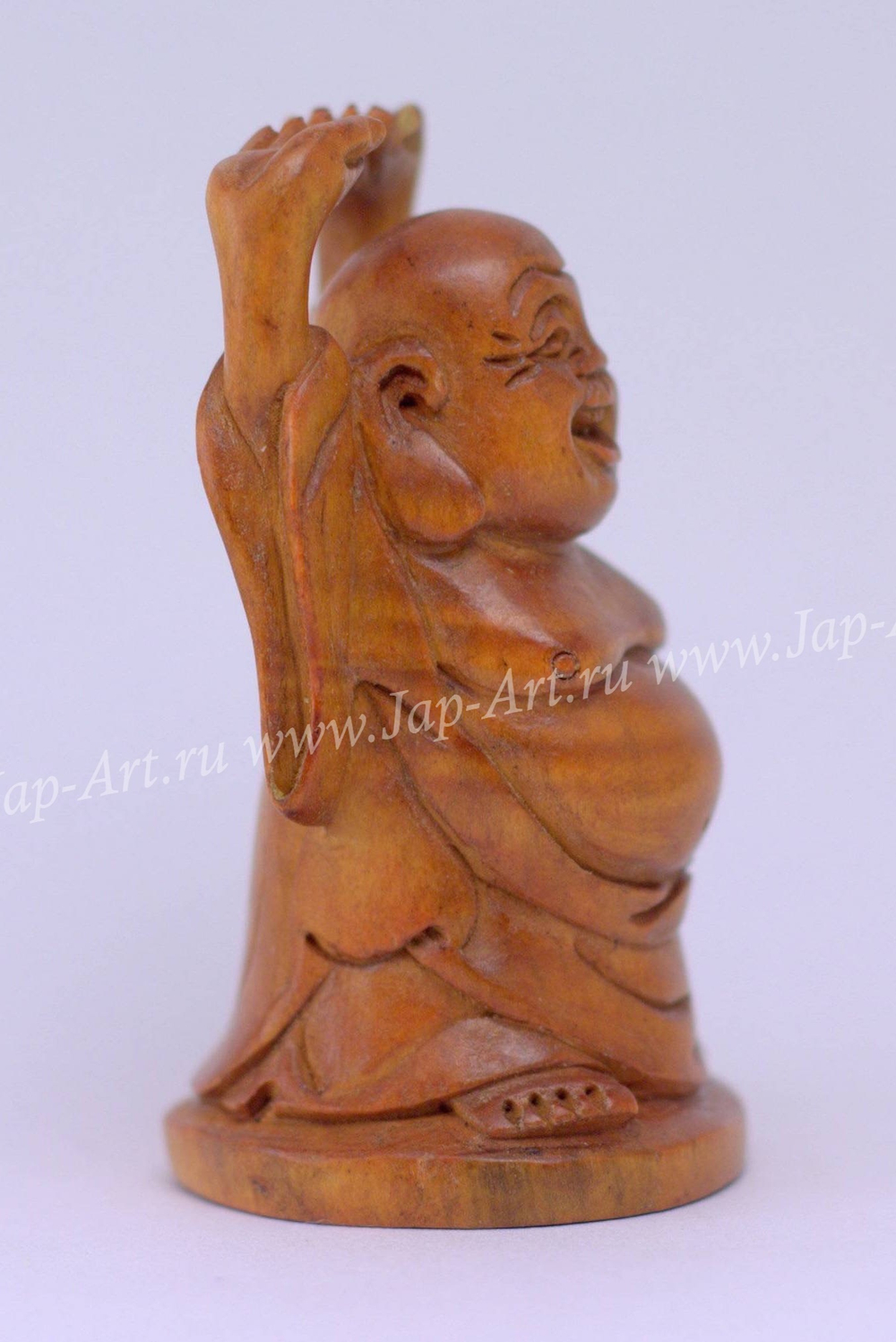 Нэцкэ Хотей с поднятыми руками