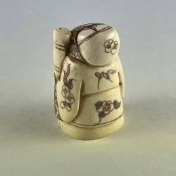 Статуэтка нэцкэ Фукурокудзю с волшебным инструментом