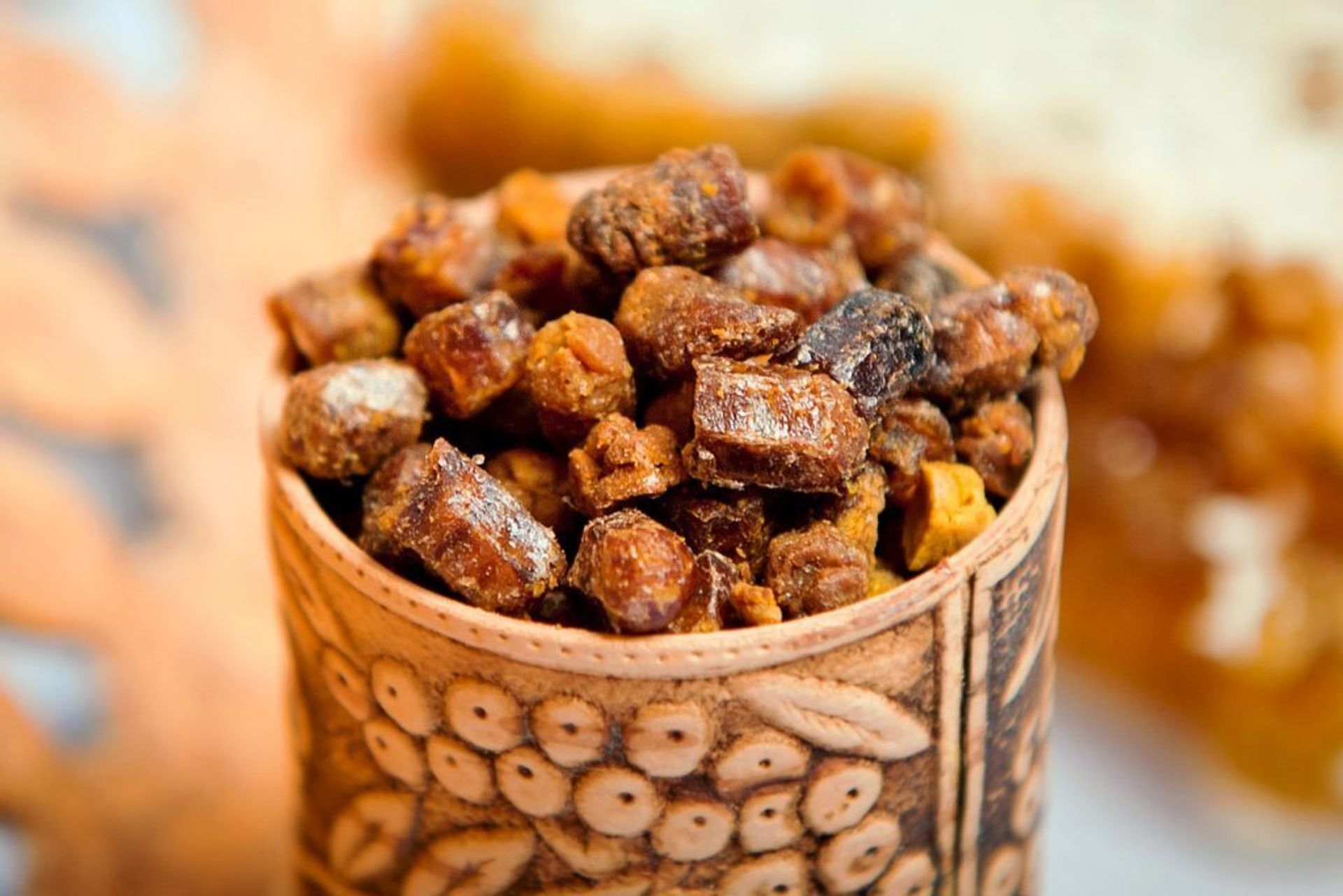 Настойка прополиса. Прополис пчелиный. Прополис пчелы. Прополис-природный антибиотик. Прополис для чего он.