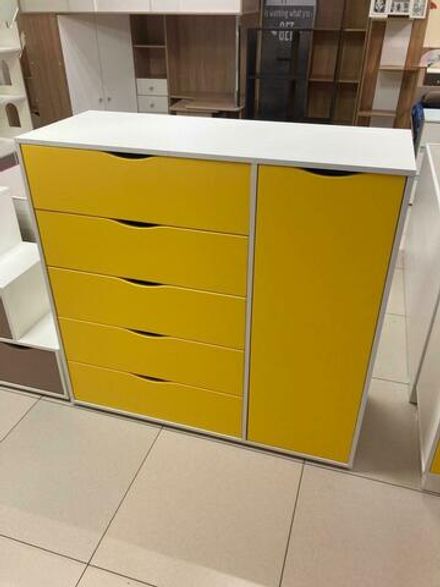 Комод 5 ящиков со штангой и дверкой МДФ белый/нарцисс