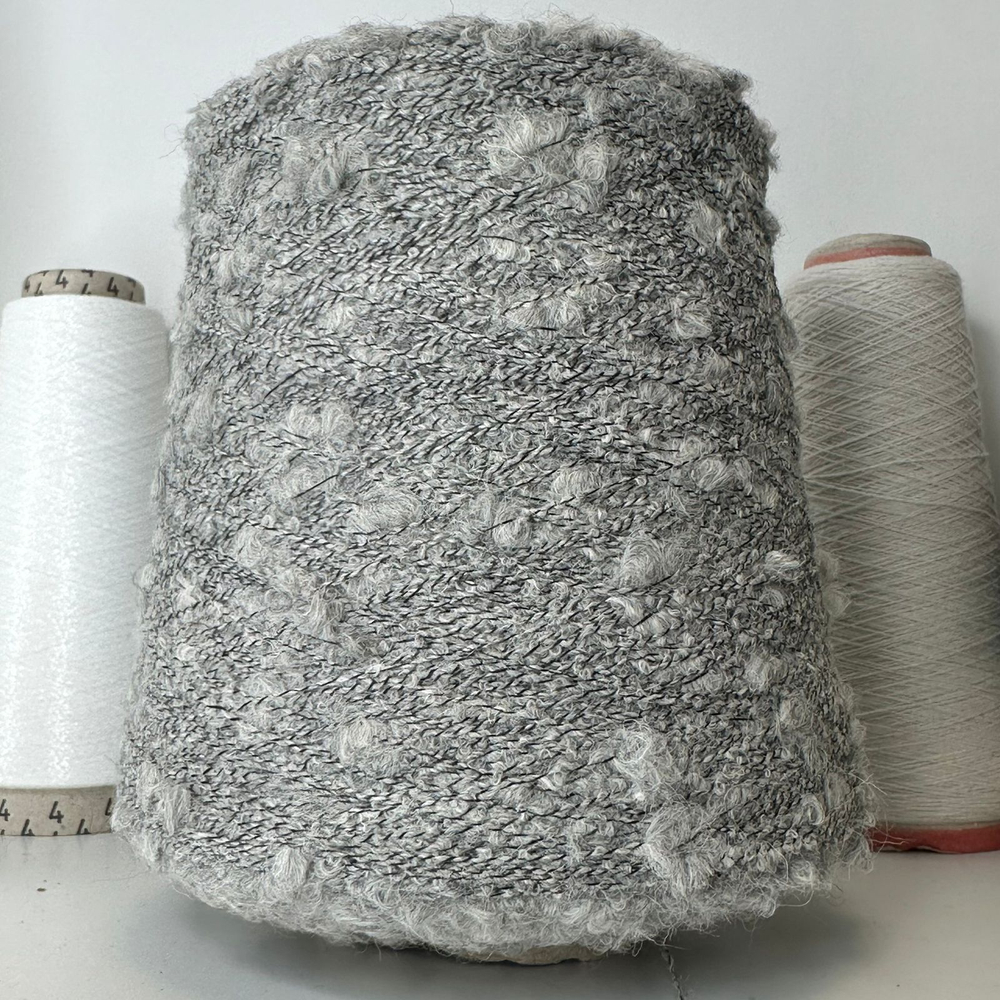 MATTHEW - Fabifill S.r.l.; Меринос, альпака, п/а % нет; букле; 400м/100гр; col.3523 Perla/Nero, цвет серый на черной нити