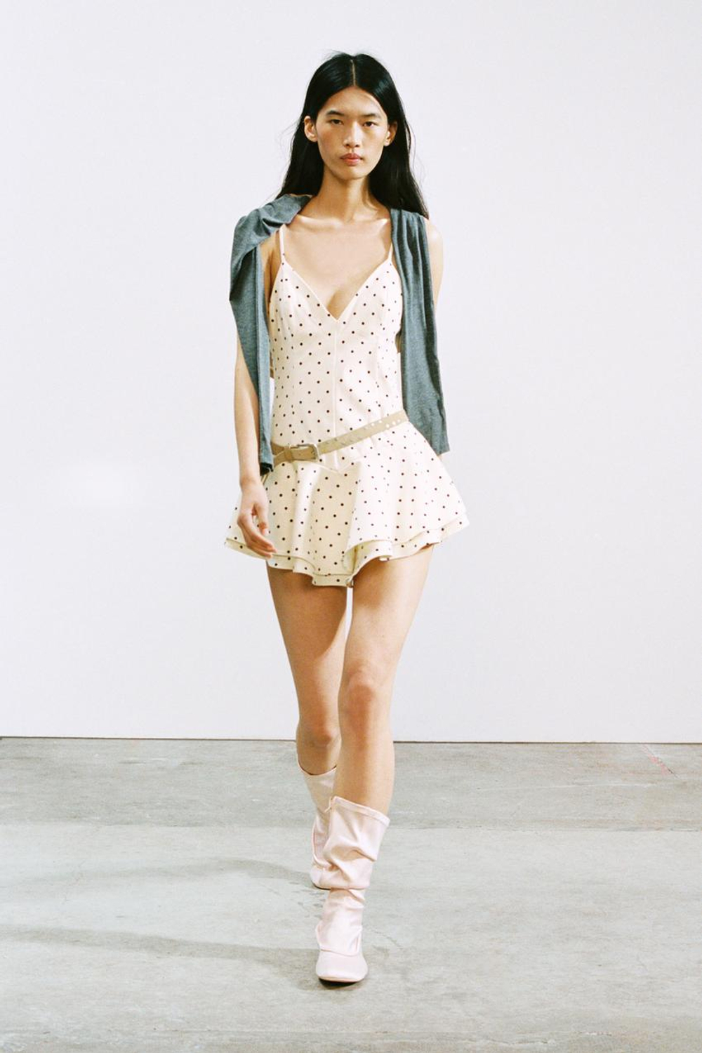 ZARA КОРОТКИЙ КОМБИНЕЗОН В ГОРОШЕК, ЭКРЮ/ЧЕРНЫЙ