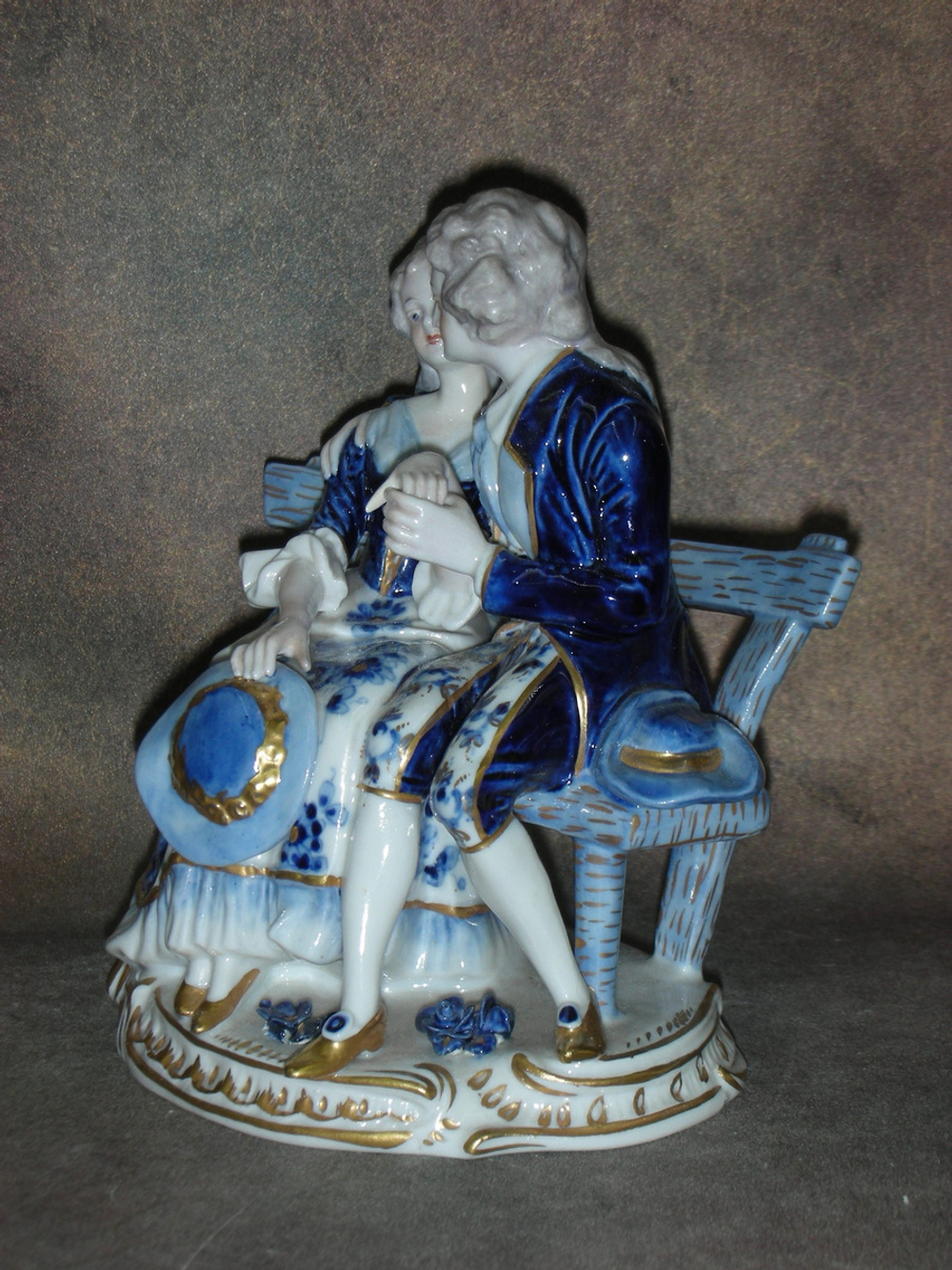 Статуэтка. Фарфор. Влюблённые на скамейке. Volkstedt. Германия