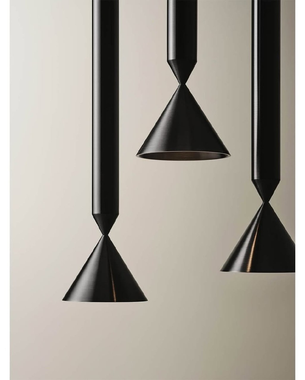 Современный лаконичный светильник с вытянутой чёрной формой.