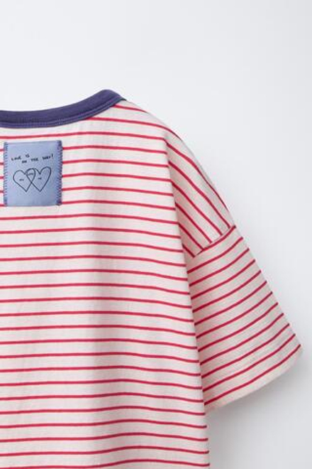 ZARA ФУТБОЛКА В ПОЛОСКУ ORFAYO ©, ЭКРЮ/КРАСНЫЙ