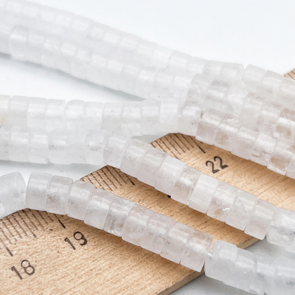 Кварц белый бусины, рондель, размер около 3,3*6 мм, цена за отрезок 9-9,5 см (1/4 нити)