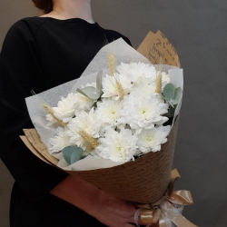 Авторский букет из кустовых хризантем в крафте