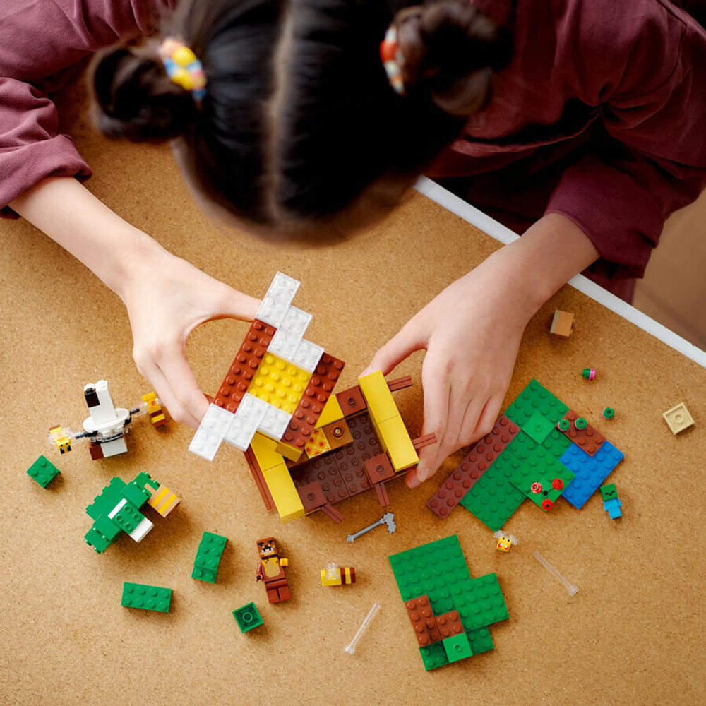 Конструктор LEGO Minecraft 21241 Пчелиный коттедж