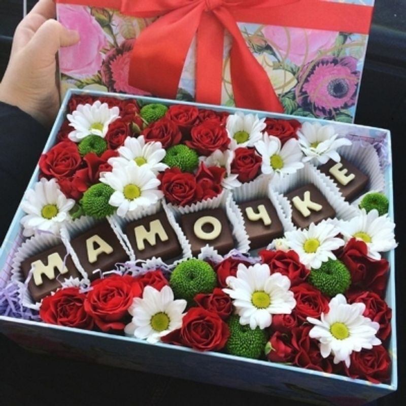 Цветы и шоколадные буквы «Мамочке» #11915