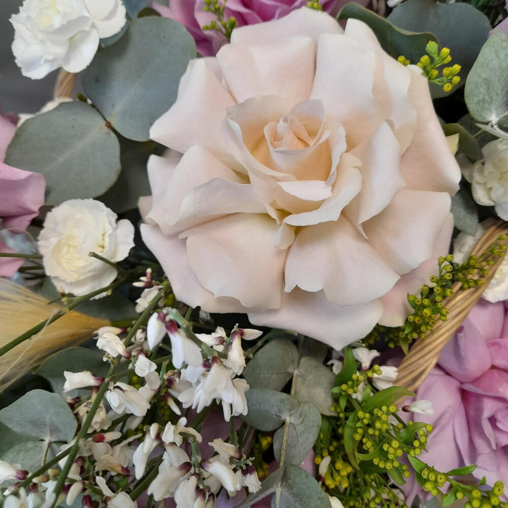 Авторская корзина с ароматными цветами премиум XL