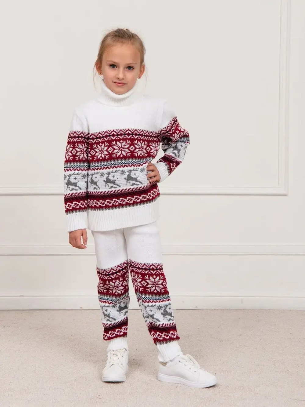 Свитер вязаный с оленями новогодний