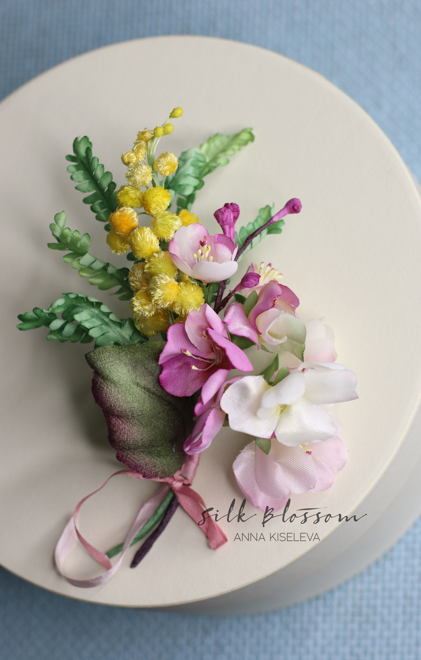 Бутоньерка с мимозой из шелка