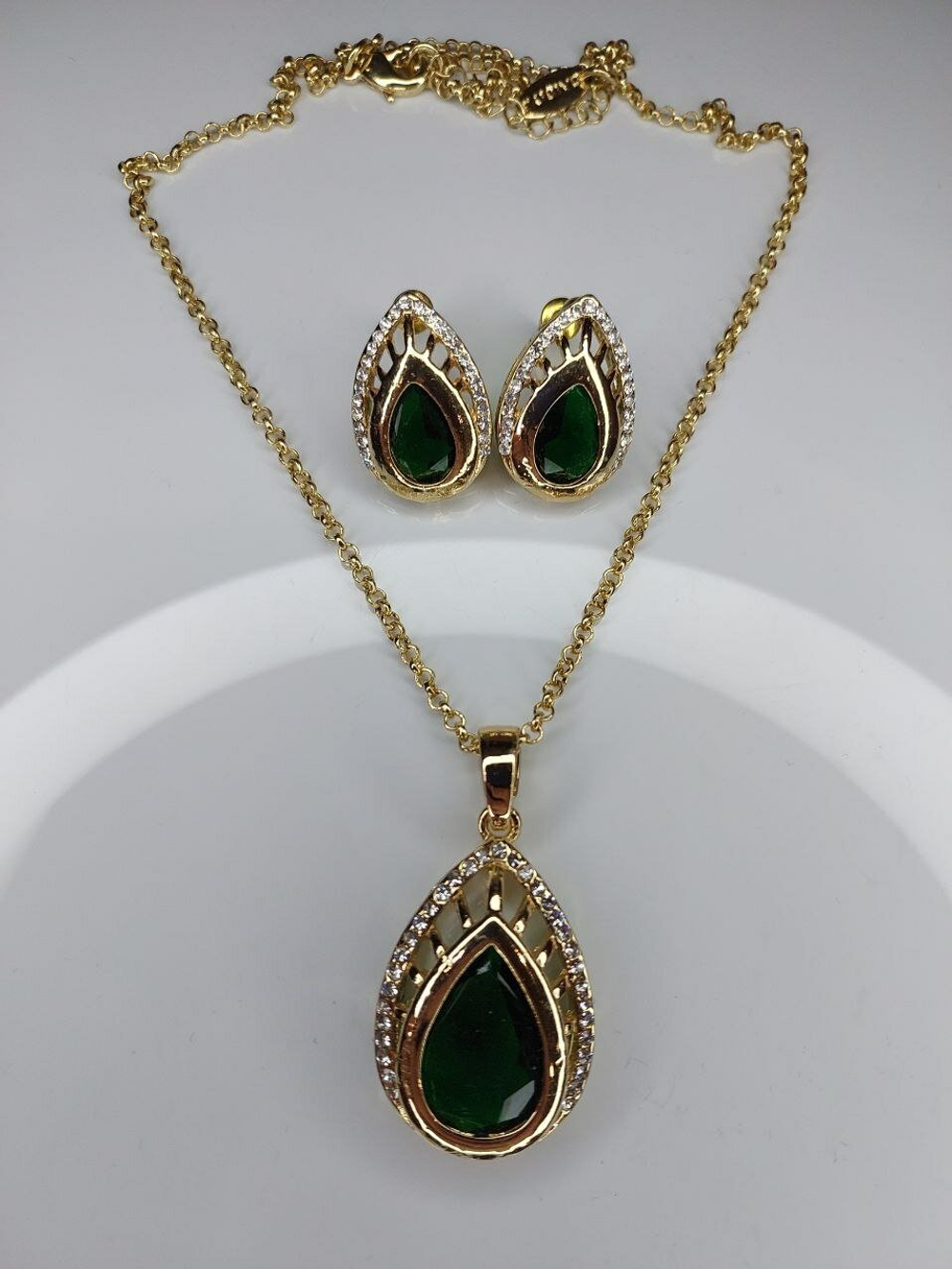 Комплект бижутерии. Набор подвеска с серьгами "Артемида" с синтетическим изумрудом.