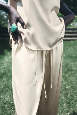 ZARA АТЛАСНЫЙ ТОП С ГОРЛОВИНОЙ ХАЛТЕР — ZW COLLECTION, БЕЖЕВЫЙ