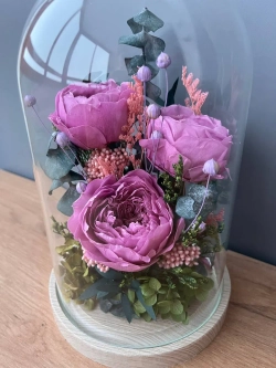 натуральные пионы в стекле